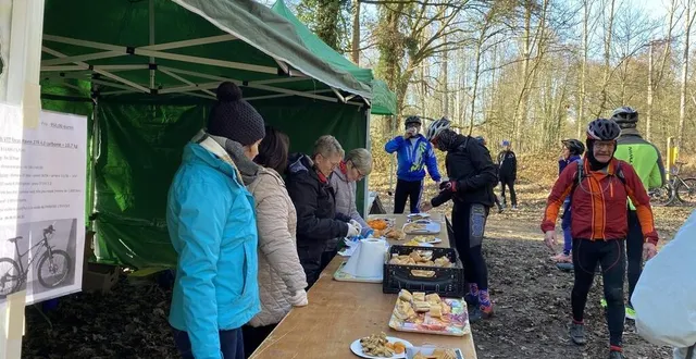 photo  le point de ravitaillement des randonneurs, lors de l’édition 2023.  &copy;  les copains du vélo 