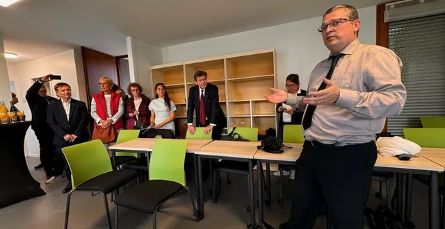 photo  sébastien payre, enseignant chercheur à l’iut d’alençon, présente les nouveaux locaux du lab’hos à ses invités, venus en nombre, lors de l’inauguration vendredi 20 septembre.  &copy;  ouest-france 