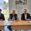 photo  thomas hanss, coordinateur des opérations bimby-bunti à villes vivantes ; gilles grimaud, président d’anjou bleu communauté, et jean-noël gaultier, vice-président chargé de l’habitat, ont signé la convention bimby-bunti. 
