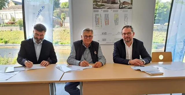 photo  thomas hanss, coordinateur des opérations bimby-bunti à villes vivantes ; gilles grimaud, président d’anjou bleu communauté, et jean-noël gaultier, vice-président chargé de l’habitat, ont signé la convention bimby-bunti.  &copy;  ouest-france 