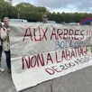 photo les opposants à l'abattage des arbres se sont rassemblés ce lundi 23 septembre devant la salle où se tenait une réunion publique sur les chronolignes.