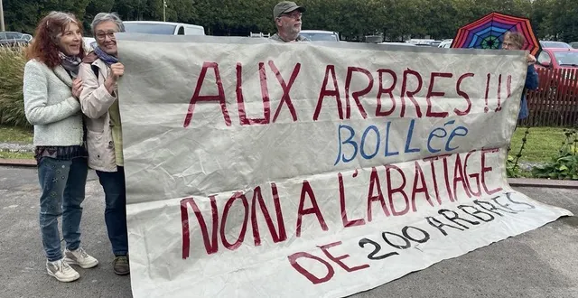 photo  les opposants à l'abattage des arbres se sont rassemblés ce lundi 23 septembre devant la salle où se tenait une réunion publique sur les chronolignes.  &copy;  le maine libre 