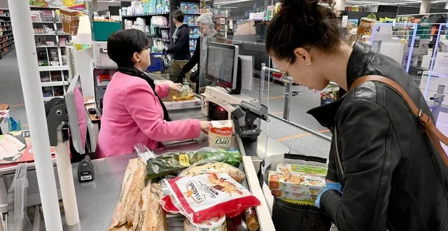 photo  les petites et grandes surfaces recrutent toujours des caissières. des métiers aux horaires souvent fractionnés dans la journée et qui manquent souvent de considération financière.  &copy;  archive ouest-france 