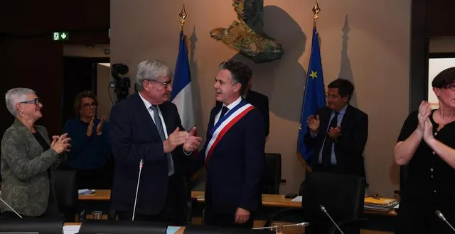 photo  angers, lundi 23 septembre 2024. jean-marc verchère vient de remettre l’écharpe tricolore à christophe béchu, clôturant ainsi la période de deux ans pendant laquelle les deux hommes ont échangé leurs fonctions de maire et de premier adjoint.  &copy;  co – josselin clair 