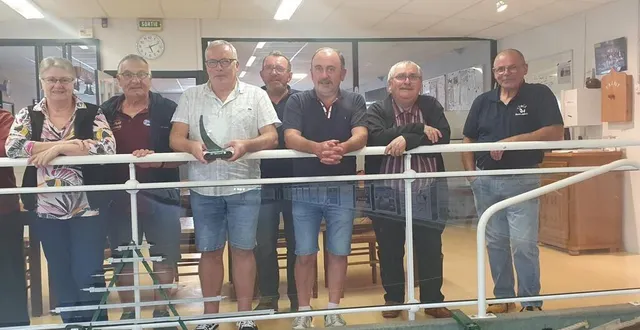 photo  au jeu de boules de fort la liberté, samedi, jean-pierre gaurion, président de la société (troisième à gauche), a enregistré la qualification de l’équipe michel froger et bruno richard (au centre) pour la finale du 24e challenge des caves de saumur robert-et-marcel du secteur 3. la finale est programmée pour les 16 et 17 novembre prochains dans les jeux de la ville d’angers.  &copy;  ouest-france 