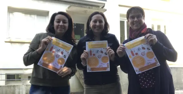 photo  peggy degrave, à droite, accompagnée de deux animatrices du centre social de la haute sarthe.  &copy;  le maine libre 