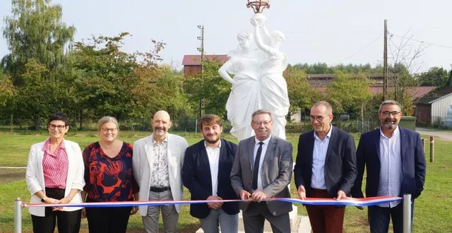 photo  la statue des deux grâces a été inaugurée, samedi, devant le musée d’antoigné en présence des universitaires, des sponsors, des élus responsables de leur rénovation.  &copy;  ouest-france 