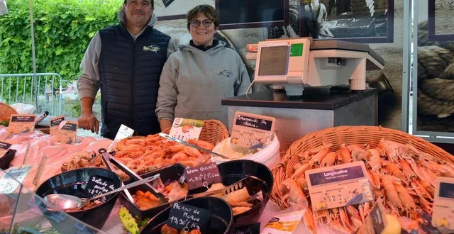 photo  vanessa jodeau et son mari jérôme sur le marché, le 20 septembre à malicorne-sur-sarthe.  &copy;  le maine libre 