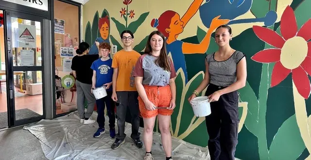 photo  l’artiste mancelle alice hervé (au centre) avait encadré quatre jeunes en juillet 2024 pour un chantier argent de poche, à l’accueil de loisirs bouskidou, à sablé-sur-sarthe.  &copy;  archives ouest-france 