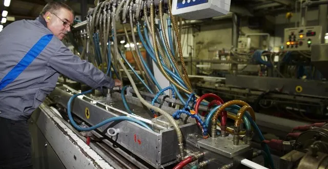 photo  une centaine de salariés travaillent sur le site de sablé-sur-sarthe du groupe alphapro qui, depuis le début des années 2000, conçoit des profilés pvc.  &copy;  alphapro 