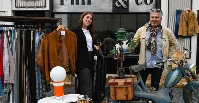 photo  les ponts-de-cé, le 23 septembre 2024. emma guenet et wilfried lefebvre dans la cour de leur concept store vintage.  &copy;  laurent combet 