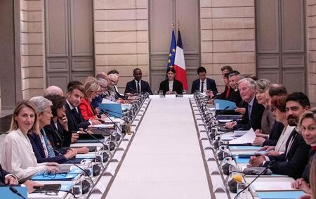 photo Le président français Emmanuel Macron et le Premier ministre Michel Barnier rencontrent les membres du nouveau gouvernement lors du conseil des ministres à l’Élysée, le 23 septembre 2024. CHRISTOPHE ENA/EPA/MAXPPP 