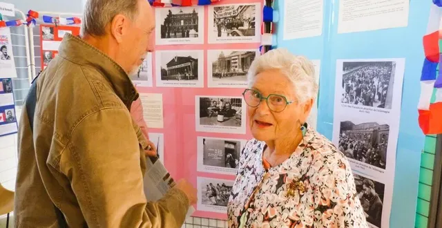 photo  madeleine gravé, responsable du cercle d’histoire au sein de l’université rurale du val de braye accompagne des visiteurs d’origine ukrainienne dans la lecture de cette exposition inédite.  &copy;  ouest-france 