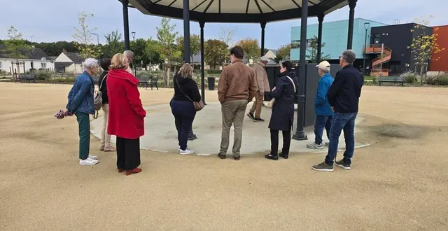 photo  les rencontres de proximité se déroulent au centre des bourgs. ici, sous le kiosque de la place de la croisée à saint-jean-de-linières.  &copy;  co 
