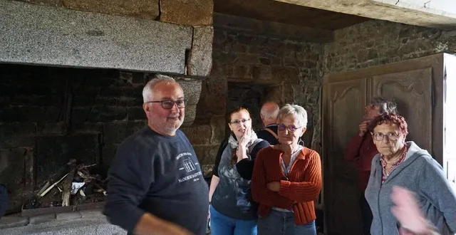 photo  les visiteurs sont très intéressés par les explications de xavier leroux, qui rapporte l’histoire du manoir avec les combats fratricides des chouans et des républicains.  &copy;  ouest-france 