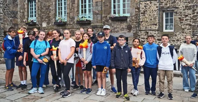 photo  les jeunes en équipe, dotés d’un livret et après avoir reçu les consignes des animateurs, ont parcouru la ville pour les différentes épreuves.  &copy;  ouest-france 
