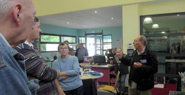 photo  bernard houel répond aux questions des visiteurs.  &copy;  le maine libre 