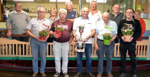 photo  les vainqueurs (à gauche) et finalistes avec le président.  &copy;  le maine libre 