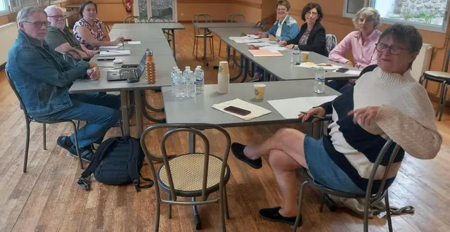 photo  olga rocher-verschoor (premier plan), responsable de la ligue contre le cancer dans le secteur, a réuni les principaux acteurs.  &copy;  le maine libre 