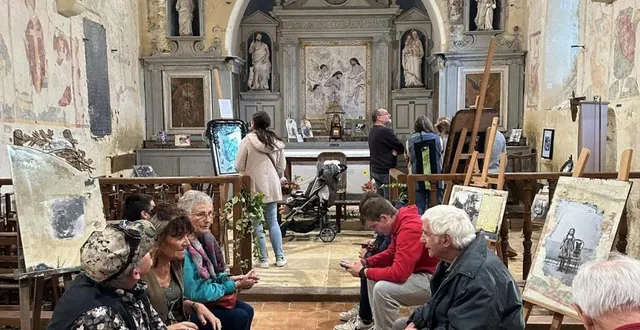 photo  patrick duroch, photographe de la commune, exposait ses photos, dimanche, dans la chapelle de flacé. « une centaine de personnes se sont émerveillées devant ces photos », racontait sonia trémoureux, des amis de la chapelle de flacé.  &copy;  sonia trémoureux. 