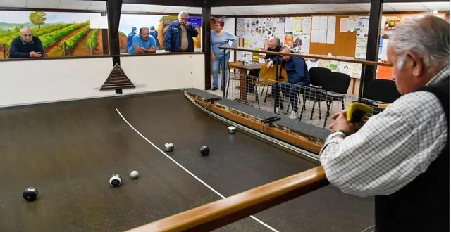 photo  photopqr/le courrier de l’ouest/laurent combet pellouailles les vignes le 17/11/2023 : boule de fort : societe « l’agriculture » 12 eme challenge landry illustration ffbdf (federation française de boule de fort) avec les equipes de segre, corne, la menitre, becon et le president serge tétrel  &copy;  archives co – laurent combet 