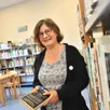 photo laure alberge, responsable du service lecture publique et coordinatrice du réseau des bibliothèques au sein de lbn communauté, dans les rayons de la bibliothèque de loué, au centre culturel le courmesnil.