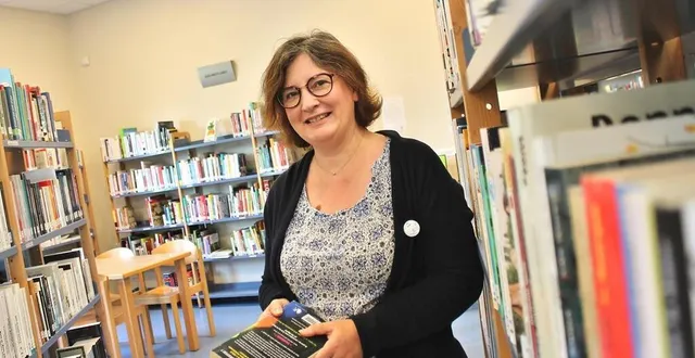 photo  laure alberge, responsable du service lecture publique et coordinatrice du réseau des bibliothèques au sein de lbn communauté, dans les rayons de la bibliothèque de loué, au centre culturel le courmesnil.  &copy;  ouest-france 