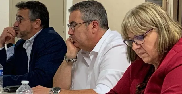 photo  jean-yves lecoq, à gauche, et ses adjoints jérôme janouny et christelle gersant, contraints de renoncer au projet de regroupement des écoles   &copy;  le maine libre 