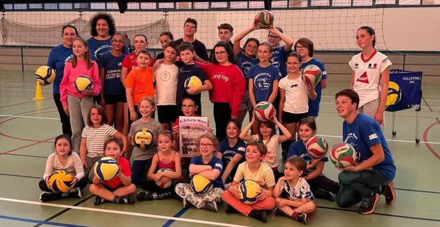photo  une des équipes de jeunes volleyeurs avec leurs entraîneurs.  &copy;  ouest-france 