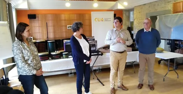 photo  de gauche à droite : pauline mardelle, référente musique et handicap ; fabienne mauger, maire adjointe aux affaires culturelles ; sébastien raulet, ancien président du rotary club d’alençon et xavier vanhooland, directeur du conservatoire, devant les instruments offerts.  &copy;  ouest-france 