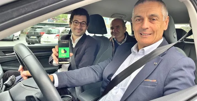 photo  daniel chevalier, le président du pays sabolien, hugo brahmi, responsable partenariat avec les collectivités pour blablacar daily, et jean-louis lemaître, conseiller communautaire délégué à la mobilité, font la promotion du covoiturage.  &copy;  ouest-france 