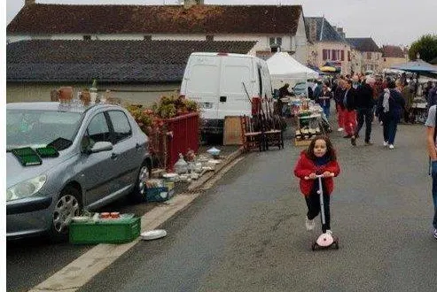 photo  malgré la météo incertaine, les chineurs étaient au rendez-vous  dès le matin.  &copy;  ouest-france 
