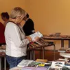 photo  belle affluence du public pendant les deux jours de cette vente de livres d’occasion , organisée par la médiathèque municipale. 