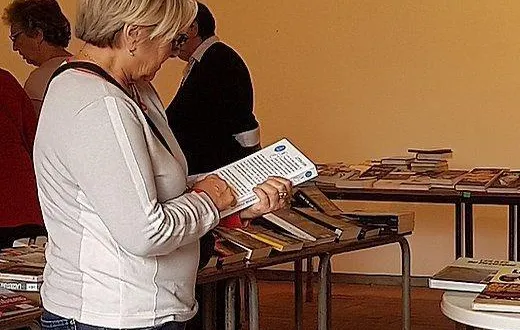 photo  belle affluence du public pendant les deux jours de cette vente de livres d’occasion , organisée par la médiathèque municipale.  &copy;  ouest-france 