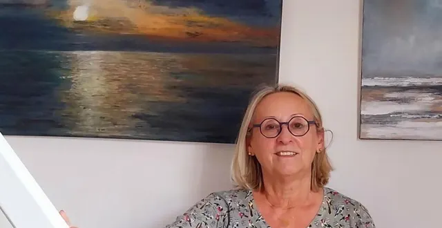 photo  élisabeth bucaille entourée de marines, dans son atelier.  &copy;  e. bucaille 