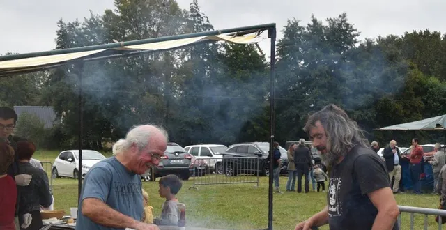 photo  les bénévoles se sont affairés au barbecue et d’autres aux frites.  &copy;  le maine libre 
