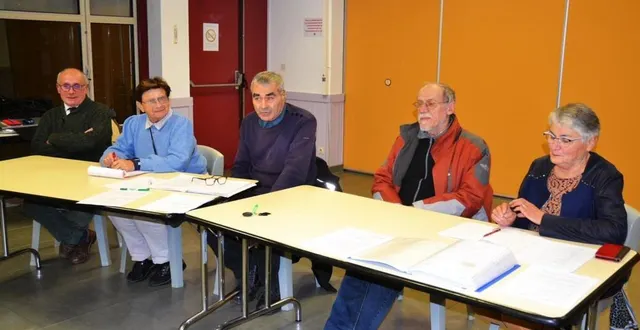 photo  les membres du centre culturel peaufinent les derniers détails de l’organisation de l’exposition automnale.  &copy;  archives le maine libre 