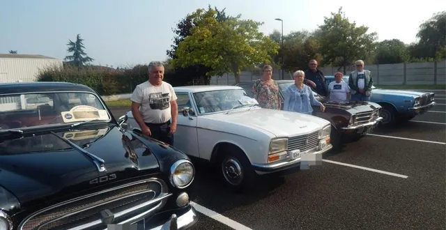 photo  peugeot, datsun… des véhicules d’époque et leurs propriétaires ontrendez-vous sur le parking de la salle polyvalente d’aubigné-racan.  &copy;  le maine libre 