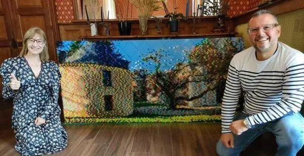 photo  les propriétaires cynthia et fady fadel entourent la fresque de lego® composée de 15 000 pièces.  &copy;  le maine libre 