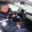 photo première chose en montant dans la voiture après avoir réglé le siège : attachez sa ceinture ! le major lacroix veille.