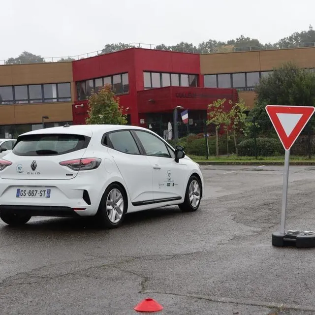 photo le parking du collège pierre-reverdy de sablé-sur-sarthe a été transformé pendant trois jours en piste d’essais pour les 3es de l’établissement.  ©  ouest-france