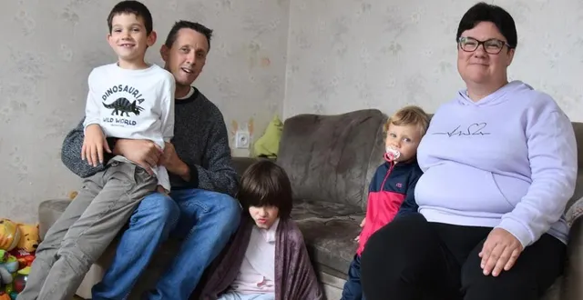 photo  cléa entourée de ses parents, son frère hugo souffrant du spectre autistique et de daphné, sa sœur.  &copy;  le maine libre 