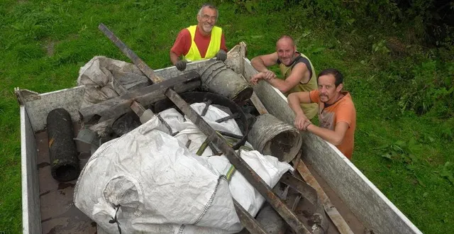 photo  chargement des déchets par l’équipe de ramassage de l’aevn, sur terre.  &copy;  ouest-france 