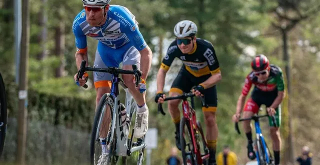 photo  et si vous rouliez avec le vélo de david boutville, qui a porté haut les couleurs du sablé sc tout au long de la saison sur route 2024.  &copy;  arnaud despelchain 