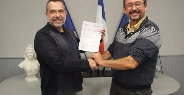photo  c’est deux maires heureux (christophe pinto et vincent barrais) de cette fusion.  &copy;  ouest-france 