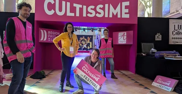photo  phalène de la valette, en jaune, et des membres de l’équipe du festival, devant l’arche d’accès aux rencontres de cultissime, au sein du musée jean-lurçat.  &copy;  ouest-france 