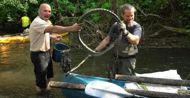 photo  journée mondiale de nettoyage de notre planète, édition 2024, au pont-erambourg à saint-pierre-du-regard. deux canoës ont été utilisés pour ramasser les déchets.  &copy;  flers agglo 
