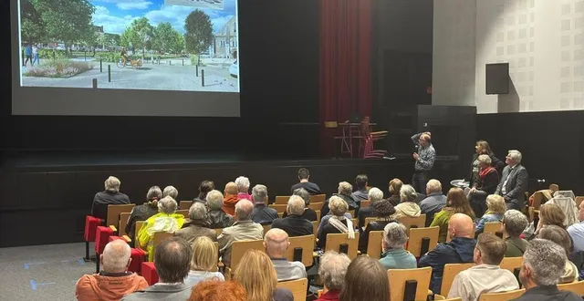 photo  une centaine d’habitants étaient réunis pour assister à la présentation des travaux des chronolignes sur la rue chanzy et la place washington.  &copy;  le maine libre 