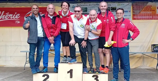 photo  xavier anaïs adjoint délégué au monde associatif sports et loisirs, le maire yves colliot, laure houdmon et ses collègues du bureau du scb running.  &copy;  co 