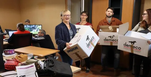 photo  on s’aperçoit que ce déménagement se passe dans la bonne humeur. mais à découvrir les grimaces de certains, les cartons semblent lourds.  &copy;  le maine libre 